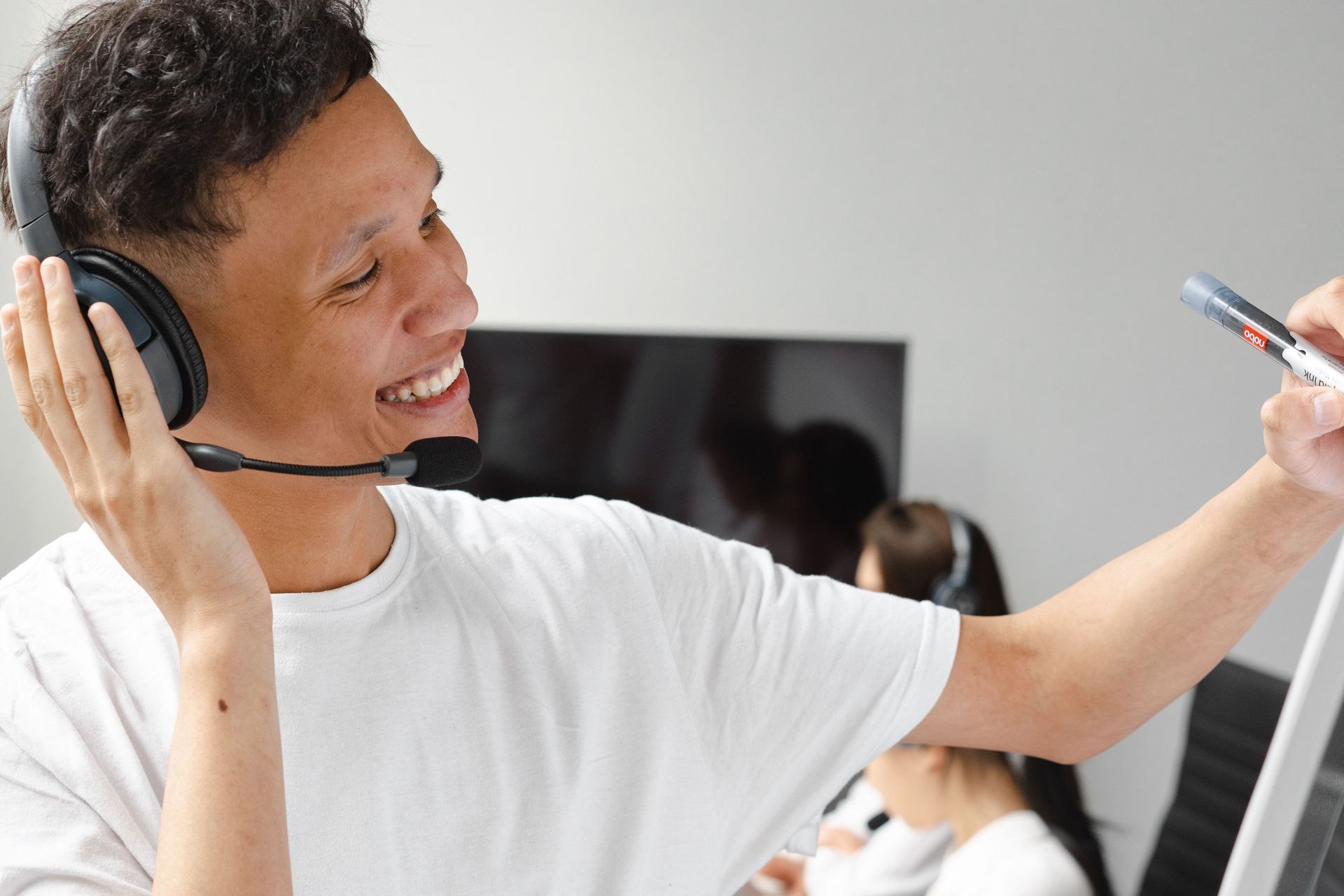 Illustration technicien souriant réalisant une assistance à distance