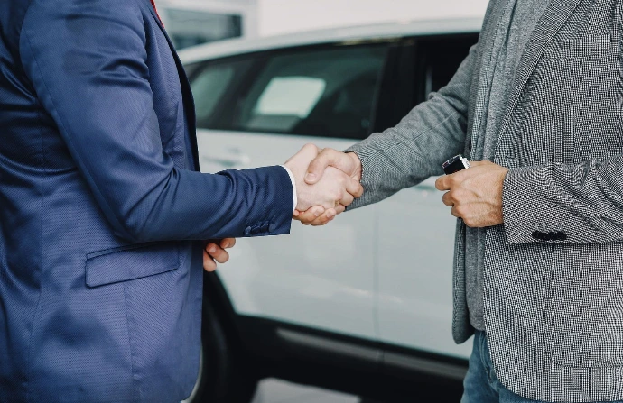 Poignée de main d'un client en remerciement